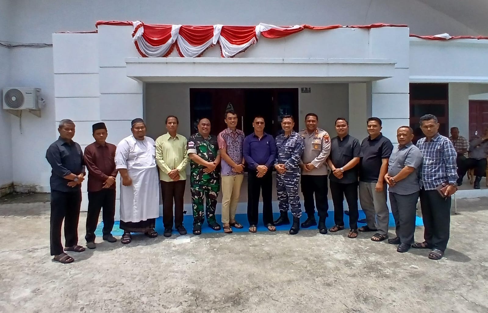 Forkopimda Anamabas foto bersama seusai diskusi dan rapat soal situasi terkini.