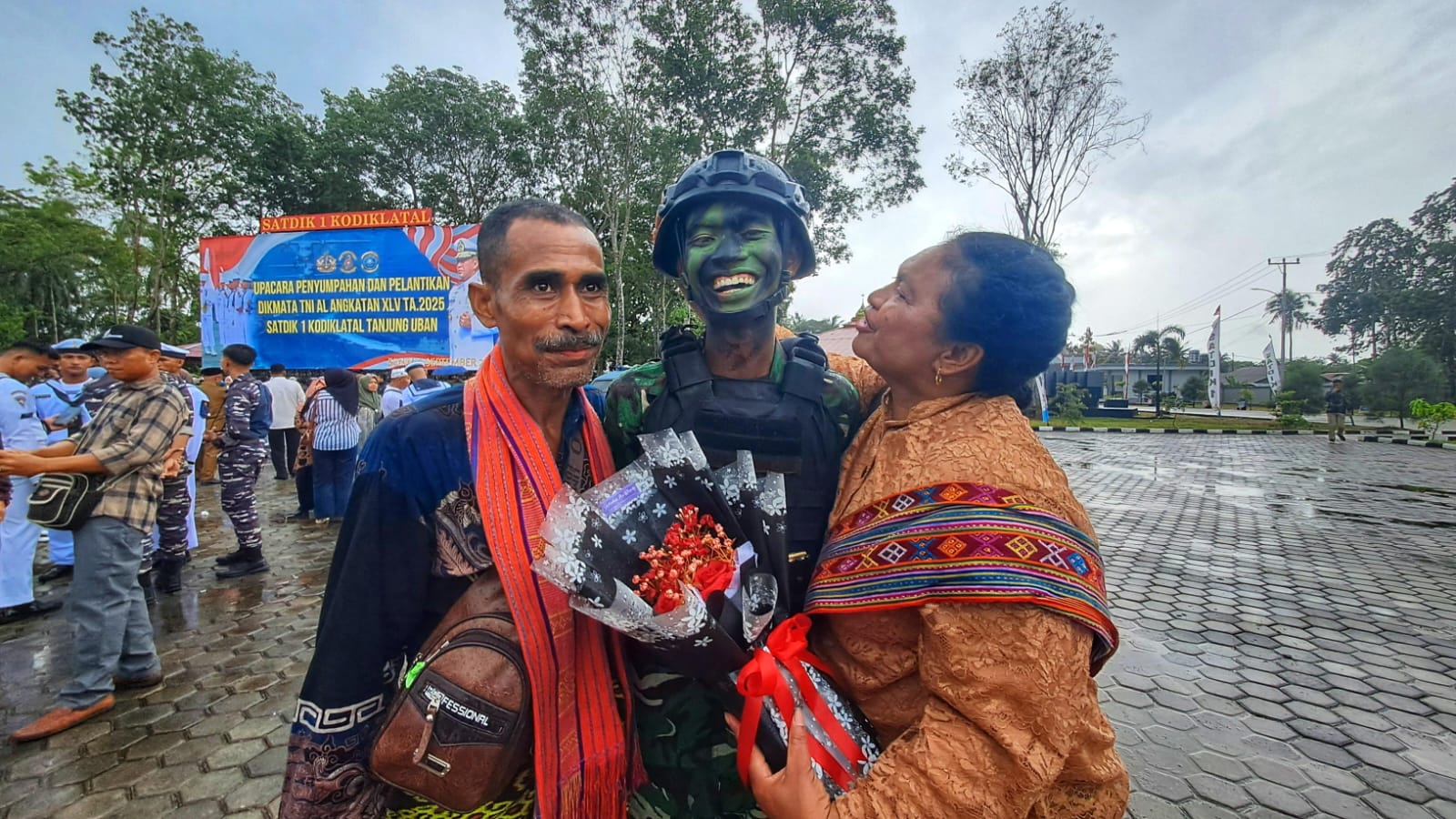 Samri Nitbani, 44, dan istrinya, Dorkas Banamtuan, 39, orangtua Martio Nitbani, 19, salah satu siswa Dikmata Satdik 1 Kodiklatan usai dilantik menjadi prajurit Tamtama TNI AL, Senin (1/9/2025).