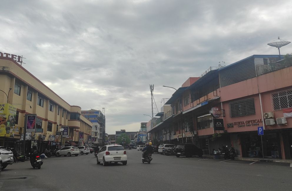 Sejumlah kendaraan  memenuhi area parkir po ertokoan di komplek Bumi Indah Nagoya, Senin (1/9).