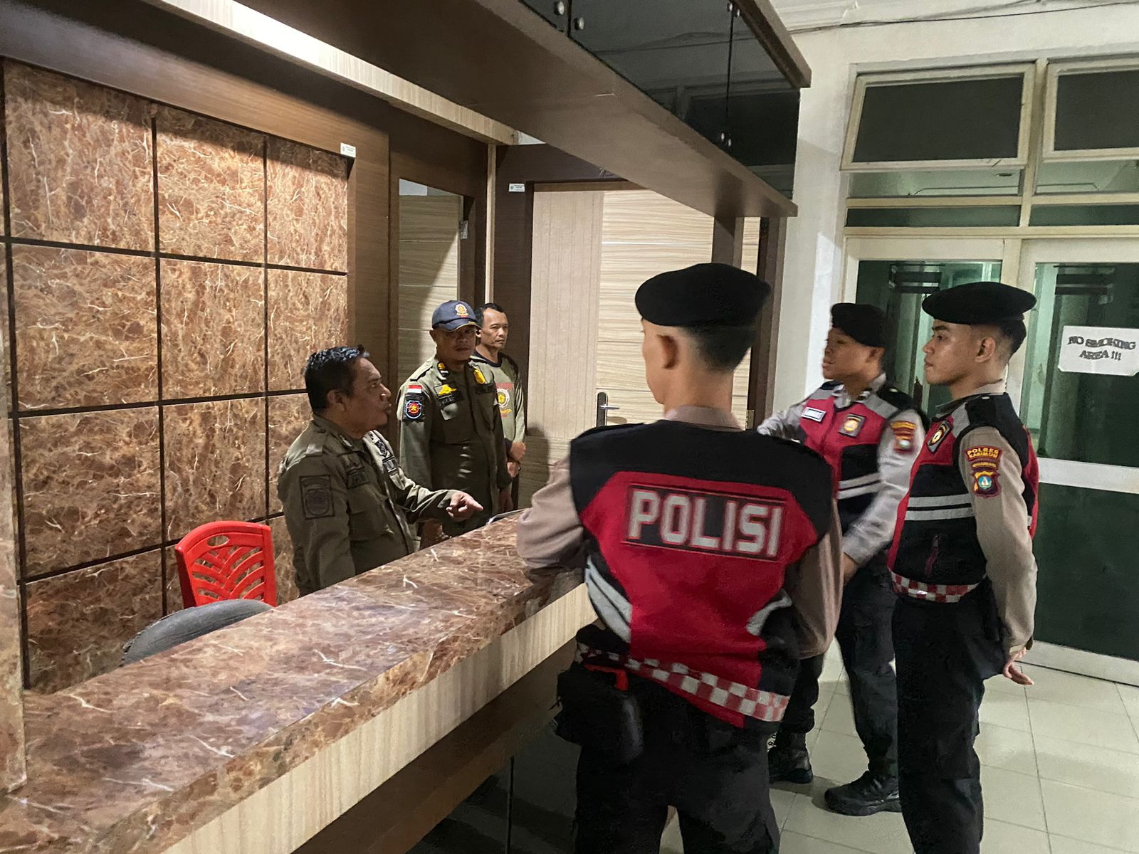 Anggota Sat Samapta Polres Karimun melakukan patroli ke kantor-kantor pemerintah daerah Kabupaten Karimun.