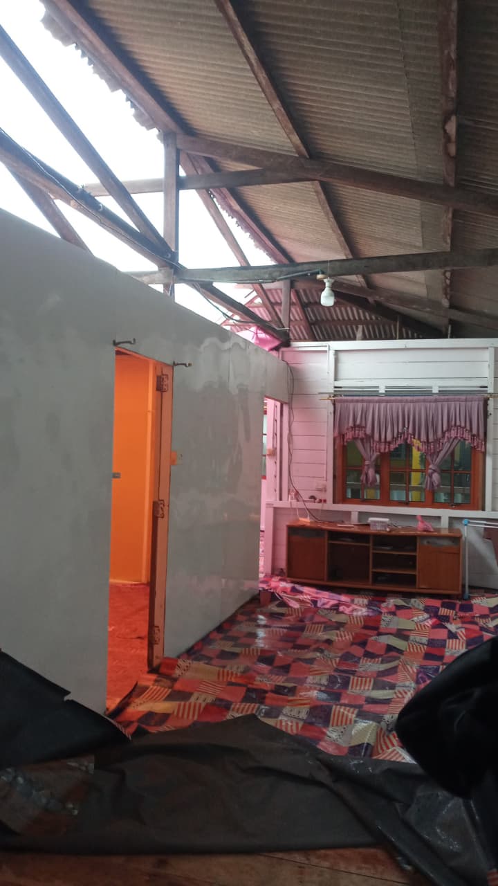 rumah warga rusak diterjang puting beliung.