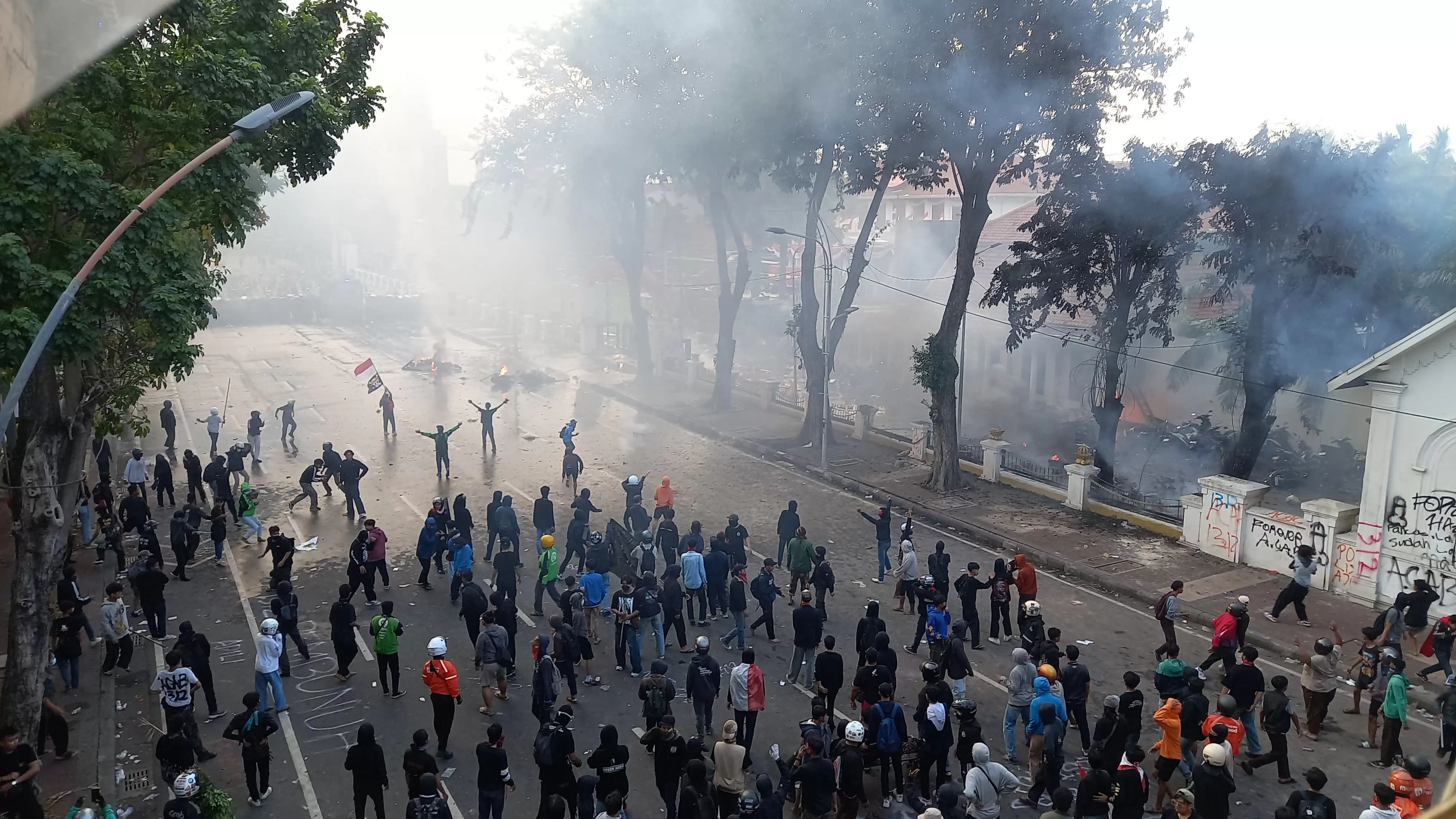 AKSI polisi menembakkan gas air mata di kawasan Gedung Negara Grahadi, Surabaya, Jumat (29/8/2025).
