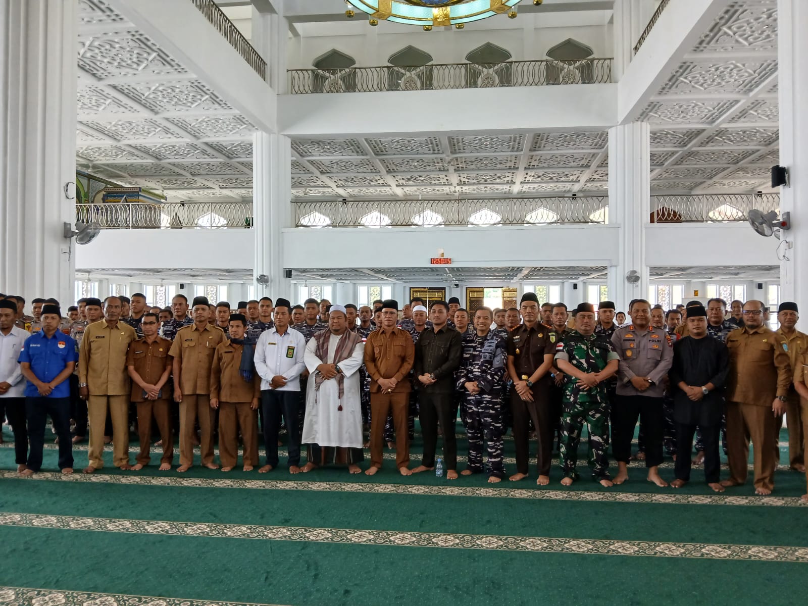 Ratusan ASN, Prajurit TNI-Polri foto bersama dengan Bupati Anambas, Aneng usai melaksanakan kegiatan doa bersama untuk kedamaian bangsa di Masjid Agung Baitul Ma