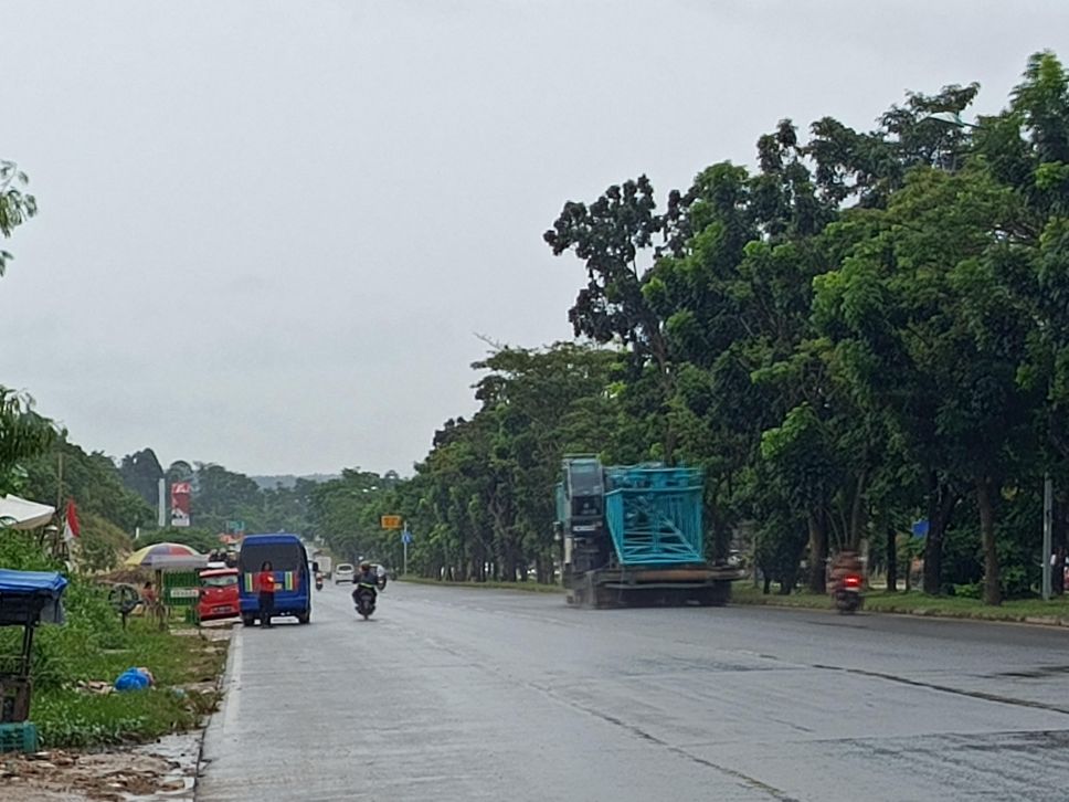 Kendaraan berat tanpa pengawasan di jalan raya di Batuaji.