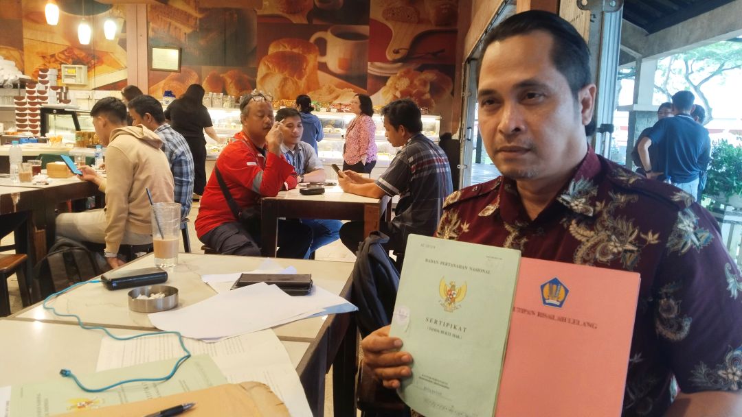 Wahyu memperlihatkan sejumlah dokumen, mulai dari risalah lelang, sertifikat, hingga bukti pembayaran Pajak Bumi dan Bangunan (PBB) serta Bea Perolehan Hak atas Tanah dan Bangunan (BPHTB).