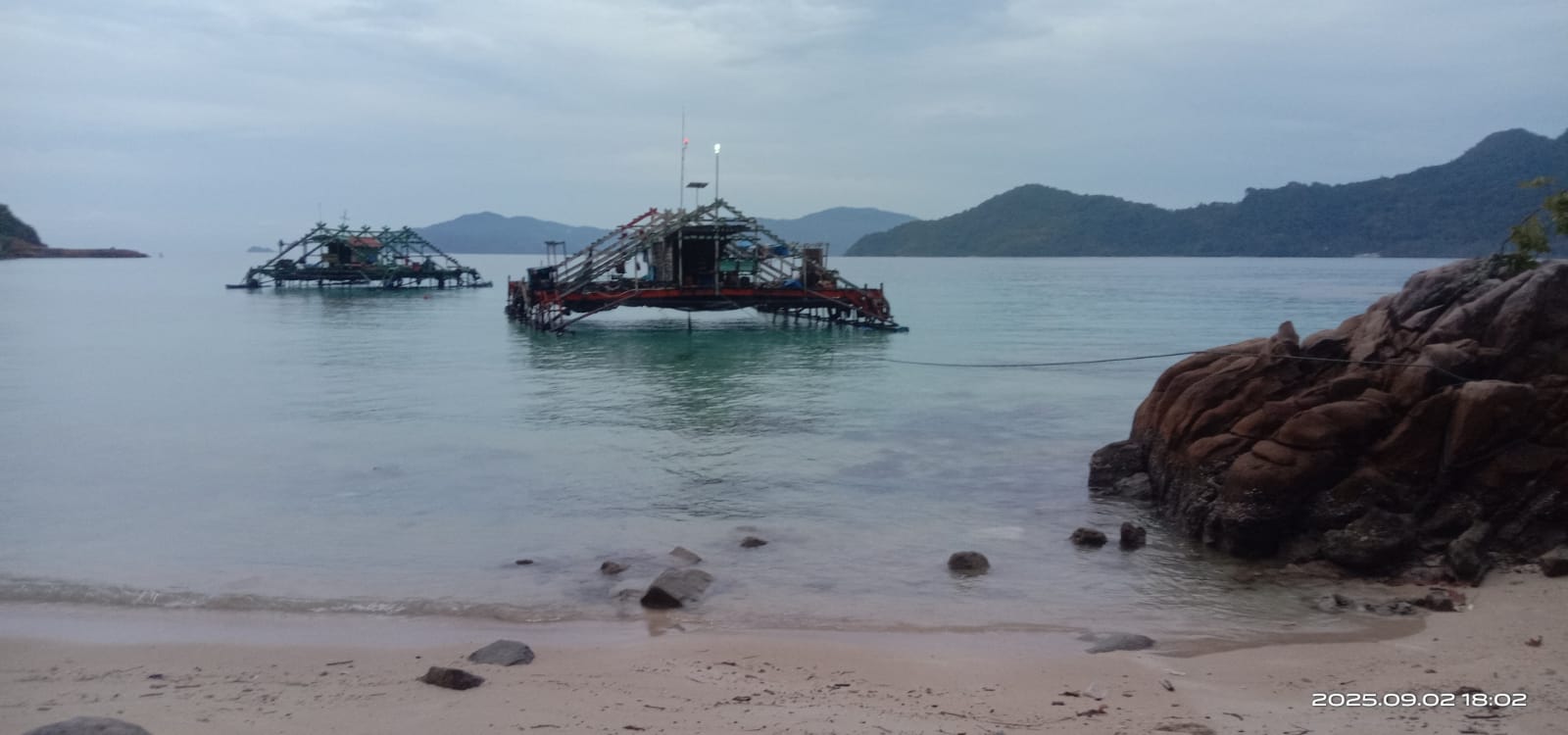 Sejumlah bagan apung milik nelayan dari luar daerah berlabuh di objek wisata Pasir Manang, Desa Tarempa Timur.