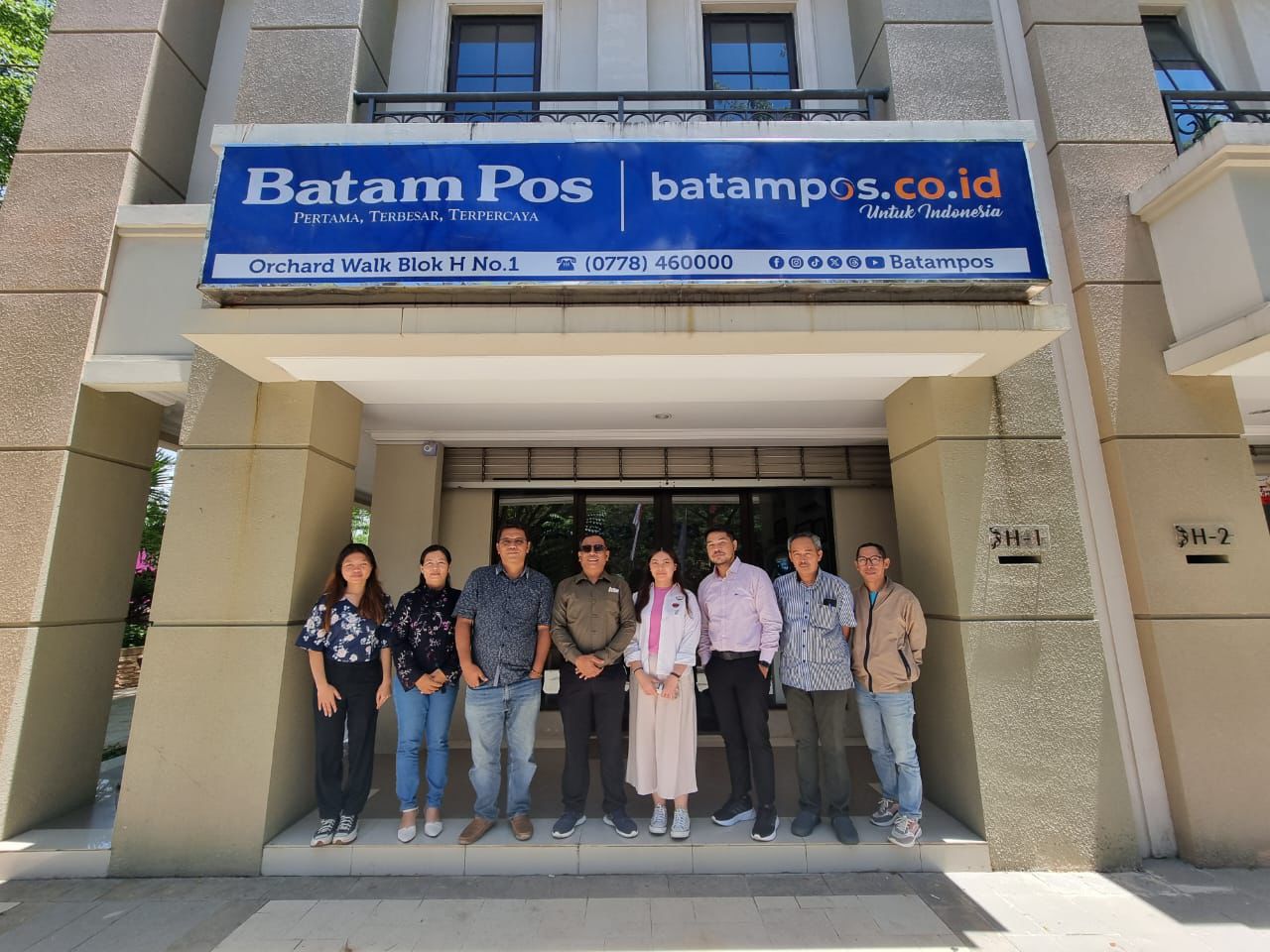 Ketua Umum APPEKNAS Dr.Ir. Fandy iood.,ST.,M.PWK.,IPM bersama jajarannya foto bersama kru batampos, usai diskusi.