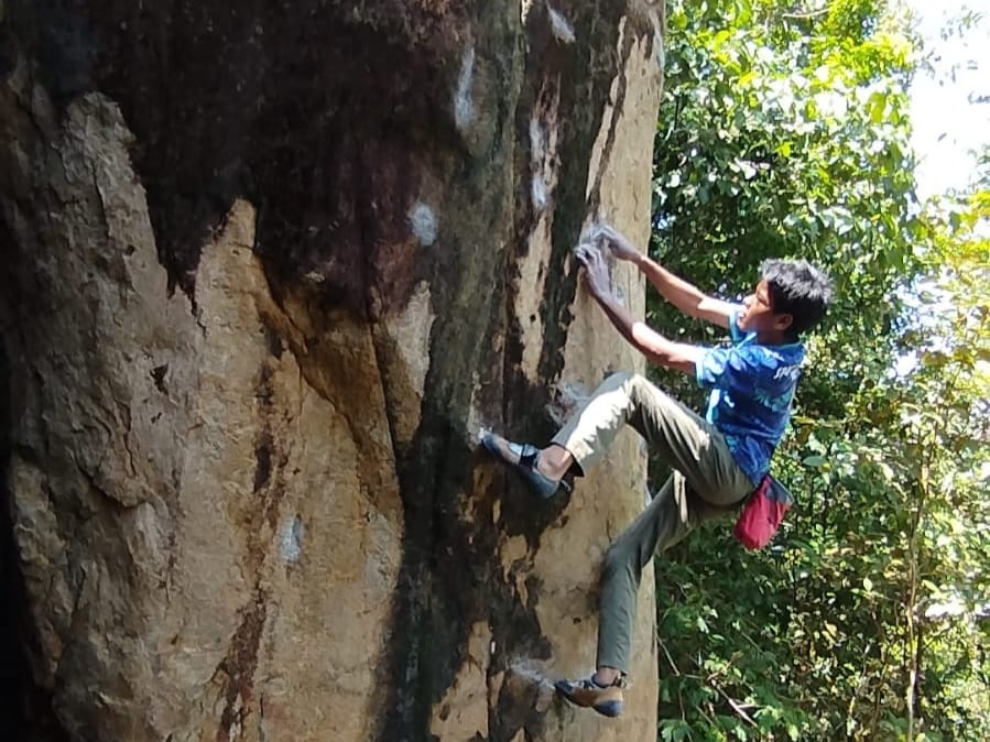 Seorang atlet panjat tebing yang juga penggemar olahraga ekstrem rock climbing, Bariq Alrasyid Epni memanjat Tebing Batu Topak Gunung Lengkuas Bintan.