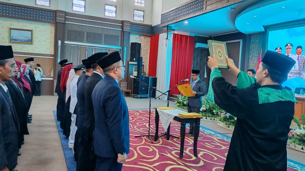 Bupati Karimun saat melantik pejabat eselon 2 di lingkungan Pemkab Karimun.