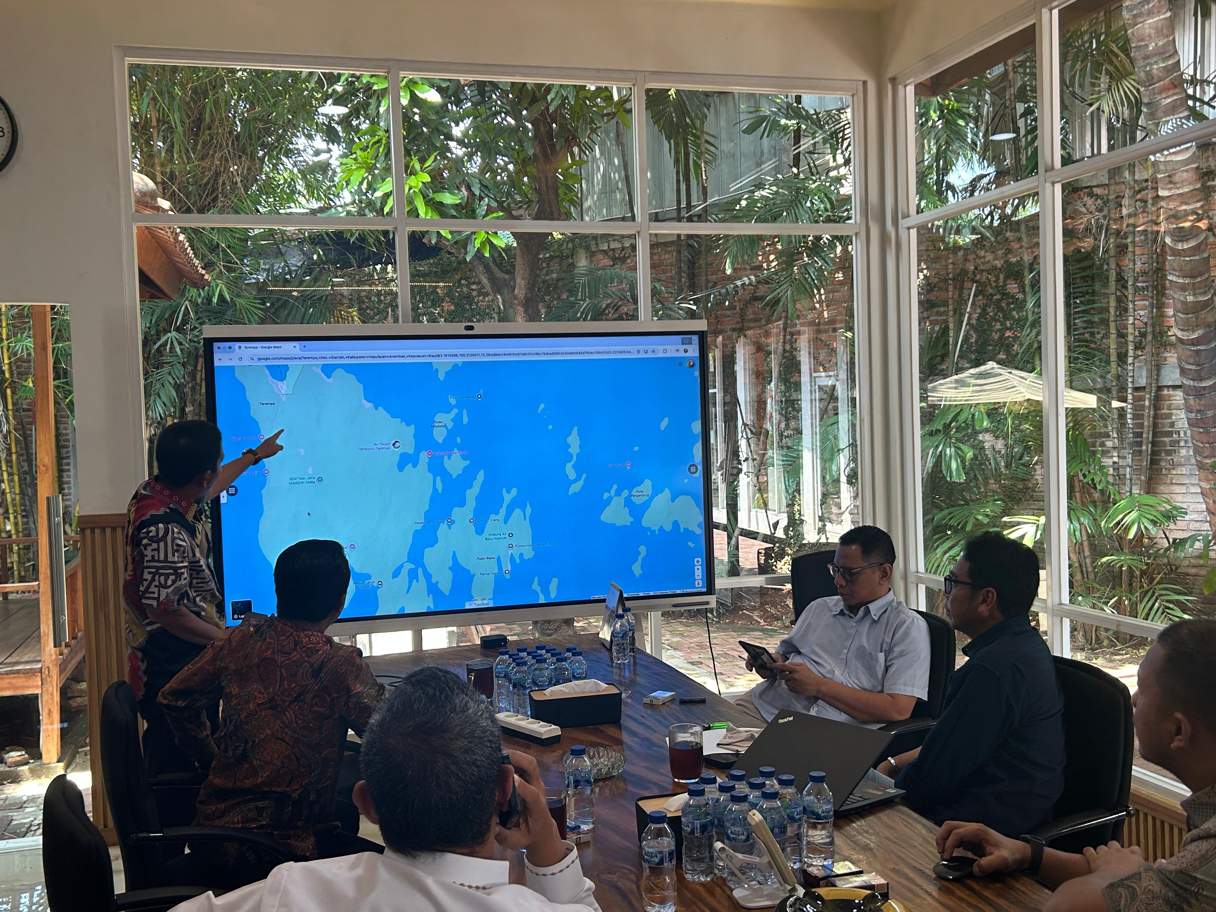 Wakil Bupati Anambas, Raja Bayu (berdiri menunjuk layar) saat melihatkan peta geografis Anambas yang dikategori blakspot kepada pimpinan Palapa Ring Barat.
