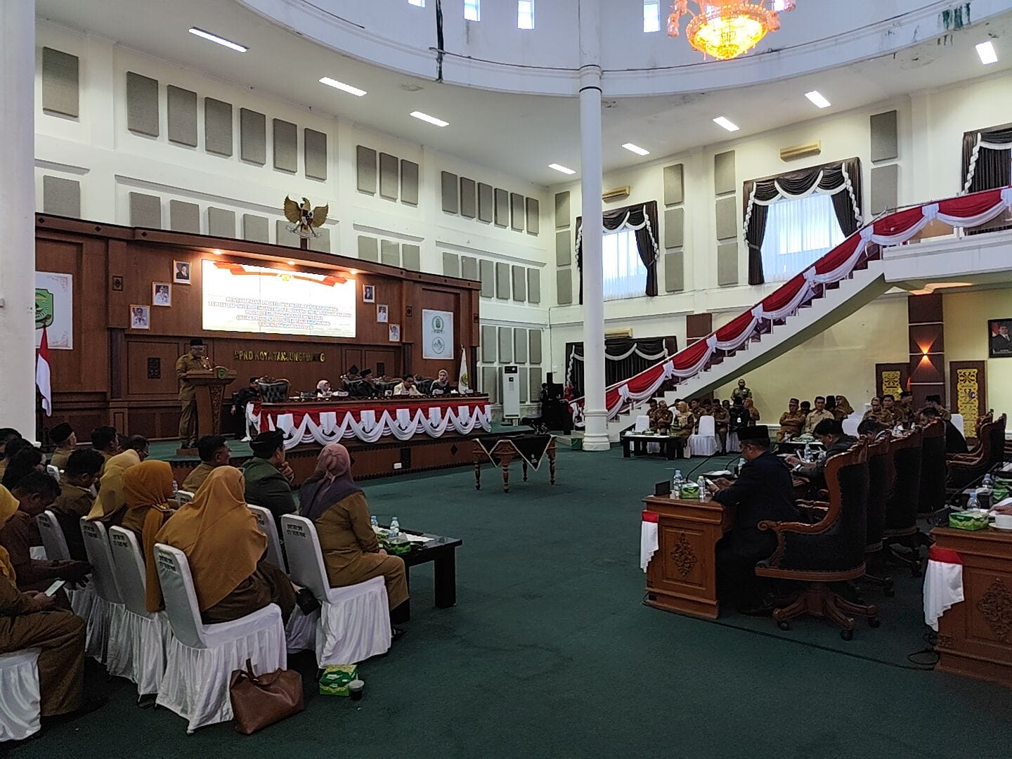 Anggota DPRD Tanjungpinang saat menjalani rapat paripurna, Selasa (2/9).