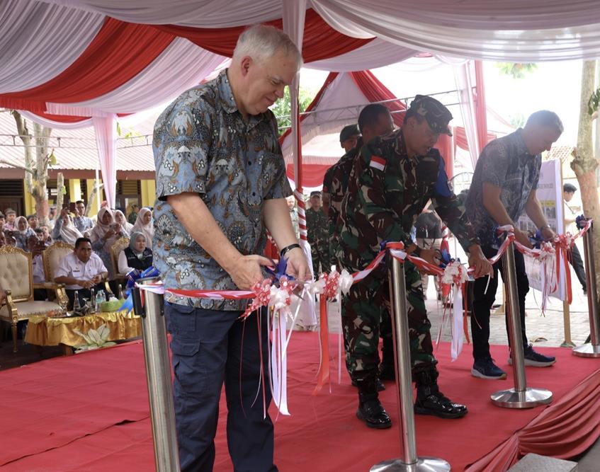 Duta Besar AS Peter M. Haymond melakukan pengguntingan pita bersama TNI dan Dubes Kanada Jess Dutton dalam puncakSuper Garuda Shiled 2025  di Baturaja, Rabu (3/9/2025)