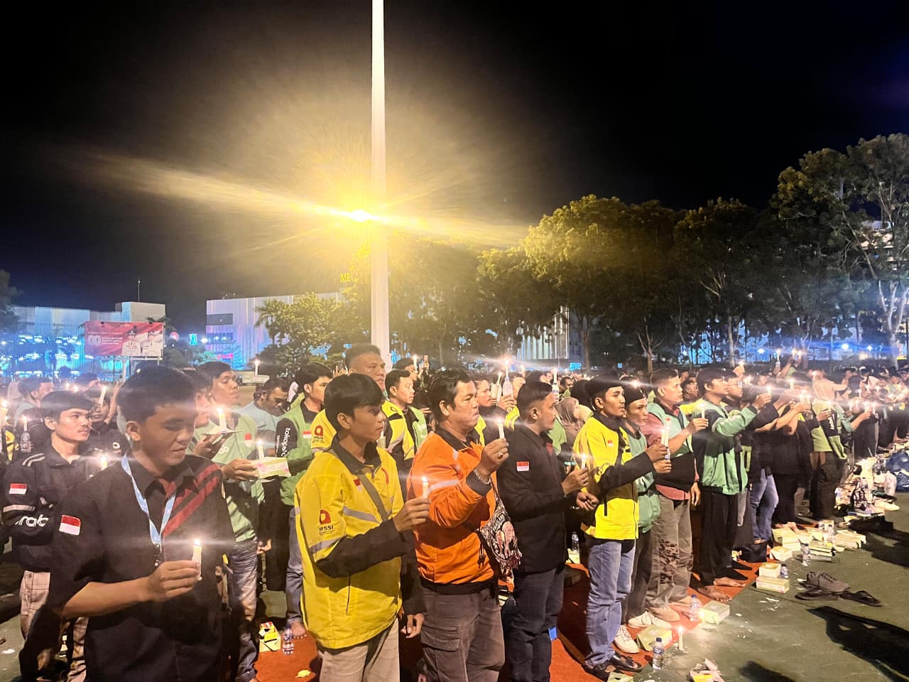 Acara penyalaan lilin oleh driver ojel dan mahasiswa serta masyarakat di engku putri, Batam, Rabu (3/9) malam.