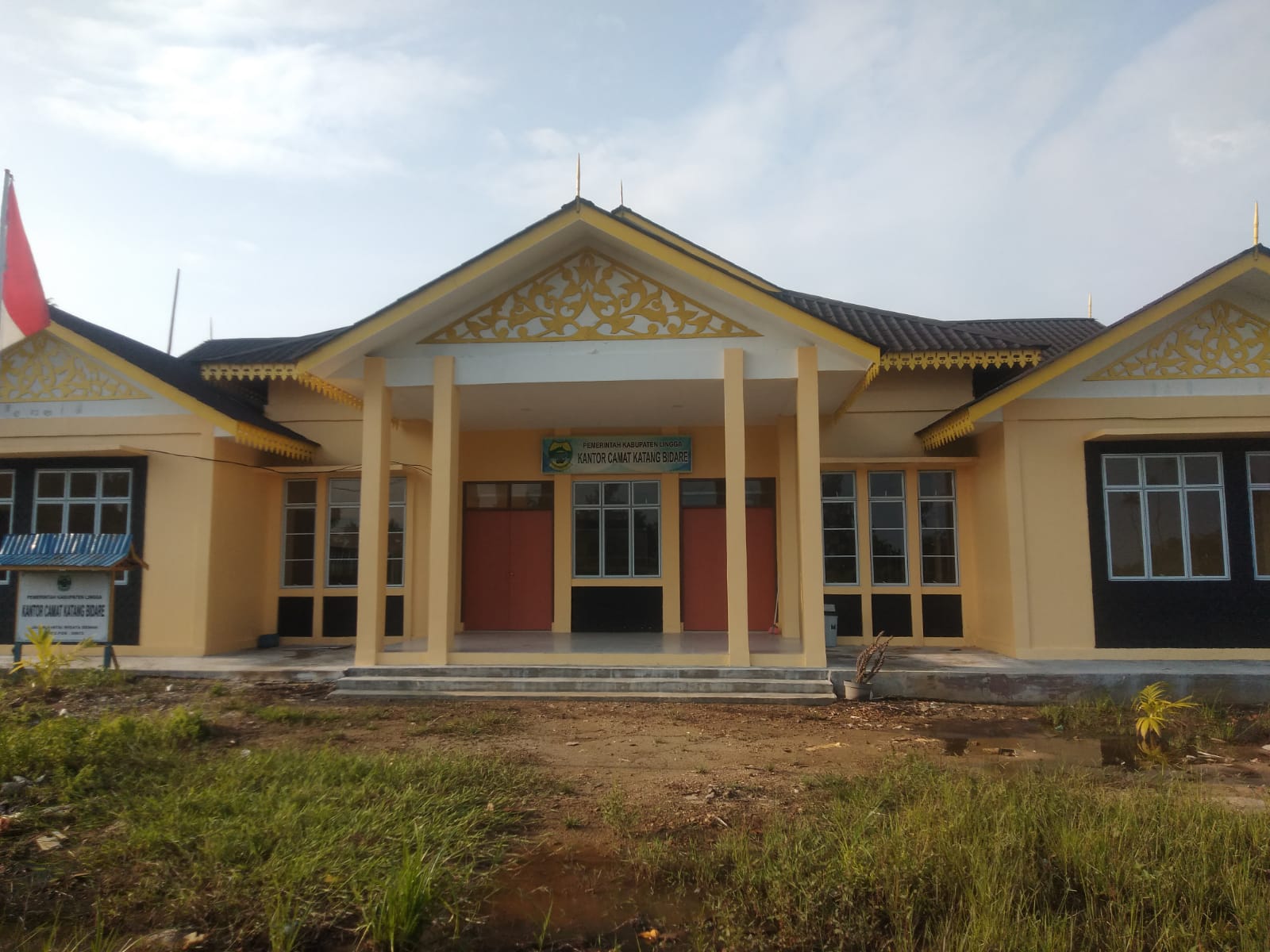 Penampakan Kantor Kecamatan Katang Bidare, Kabupaten Lingga yang sampai hari ini belum mendapatkan arus listrik dari PLN, Kamis (4/9).