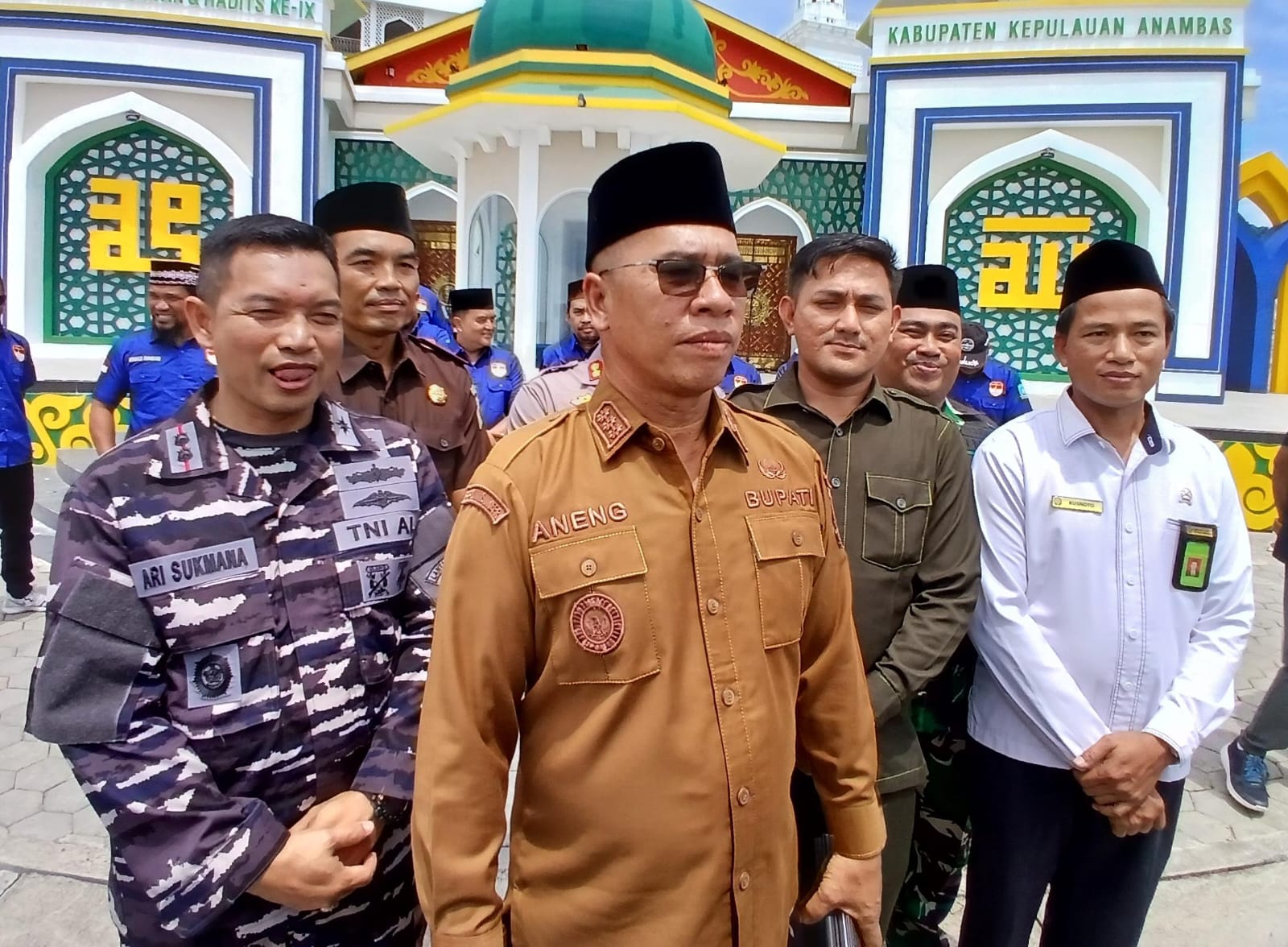 Bupati Anambas, Aneng (pakai peci) bersama Forkopimda menyayangkan Wings Air melakukan perubahan jadwal terbang, kini hanya seminggu sekali melayani Anambas.