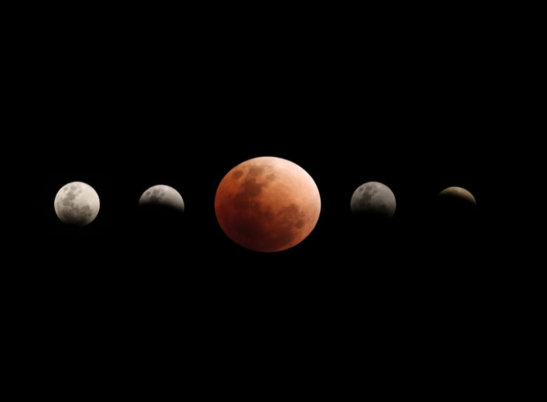 Foto kolase penampakan gerhana bulan total atau bulan merah (blood moon) di langit Tanjungpinang pada 2018 lalu.
