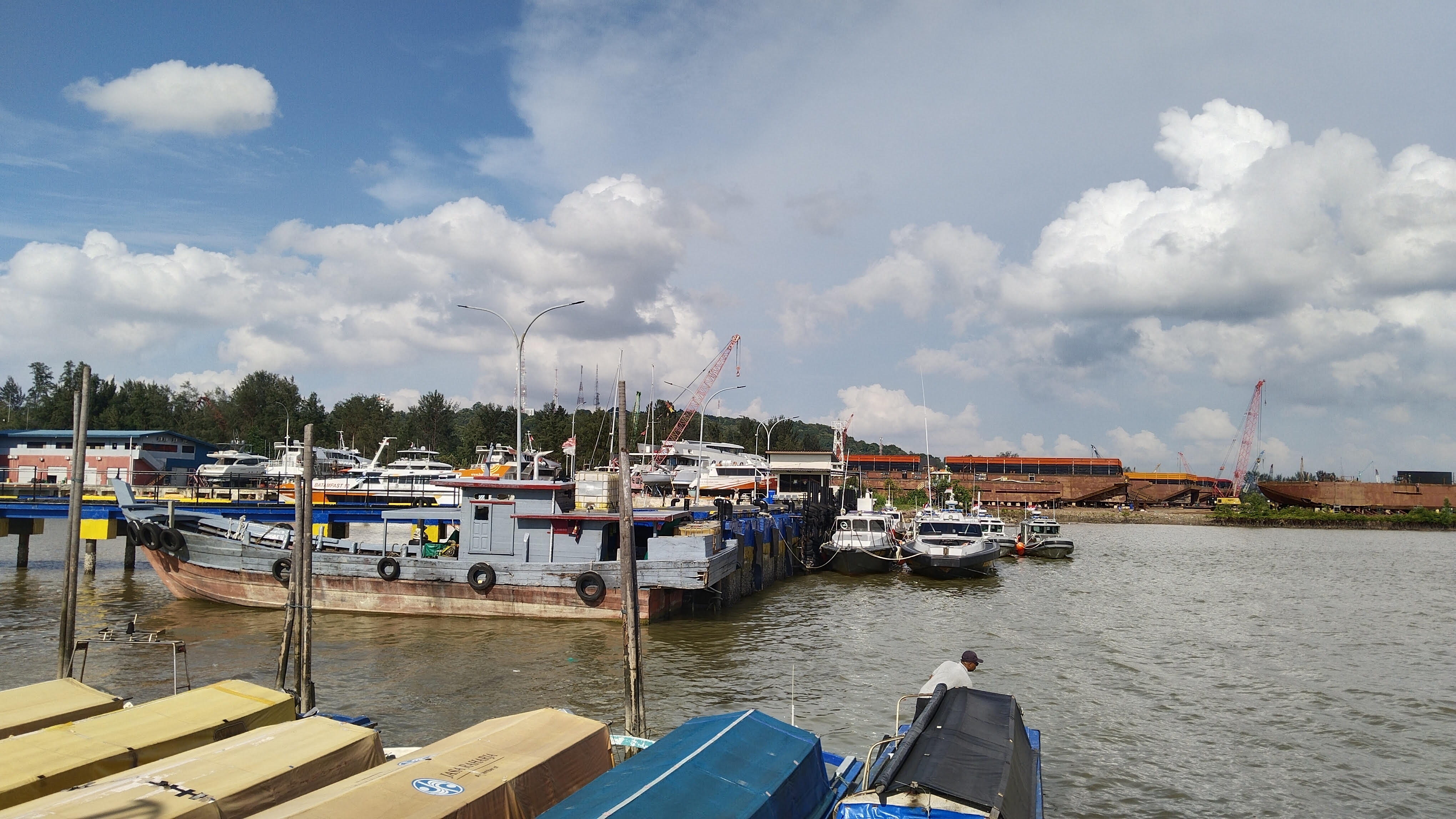 Terminal pompong di pelabuhan sekupang.