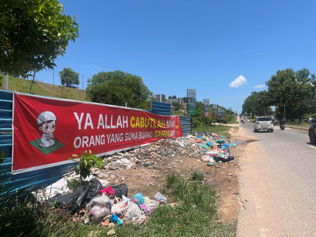 spanduk yang dipasang warga untuk menyadarkan warga agar tak buang sampah.