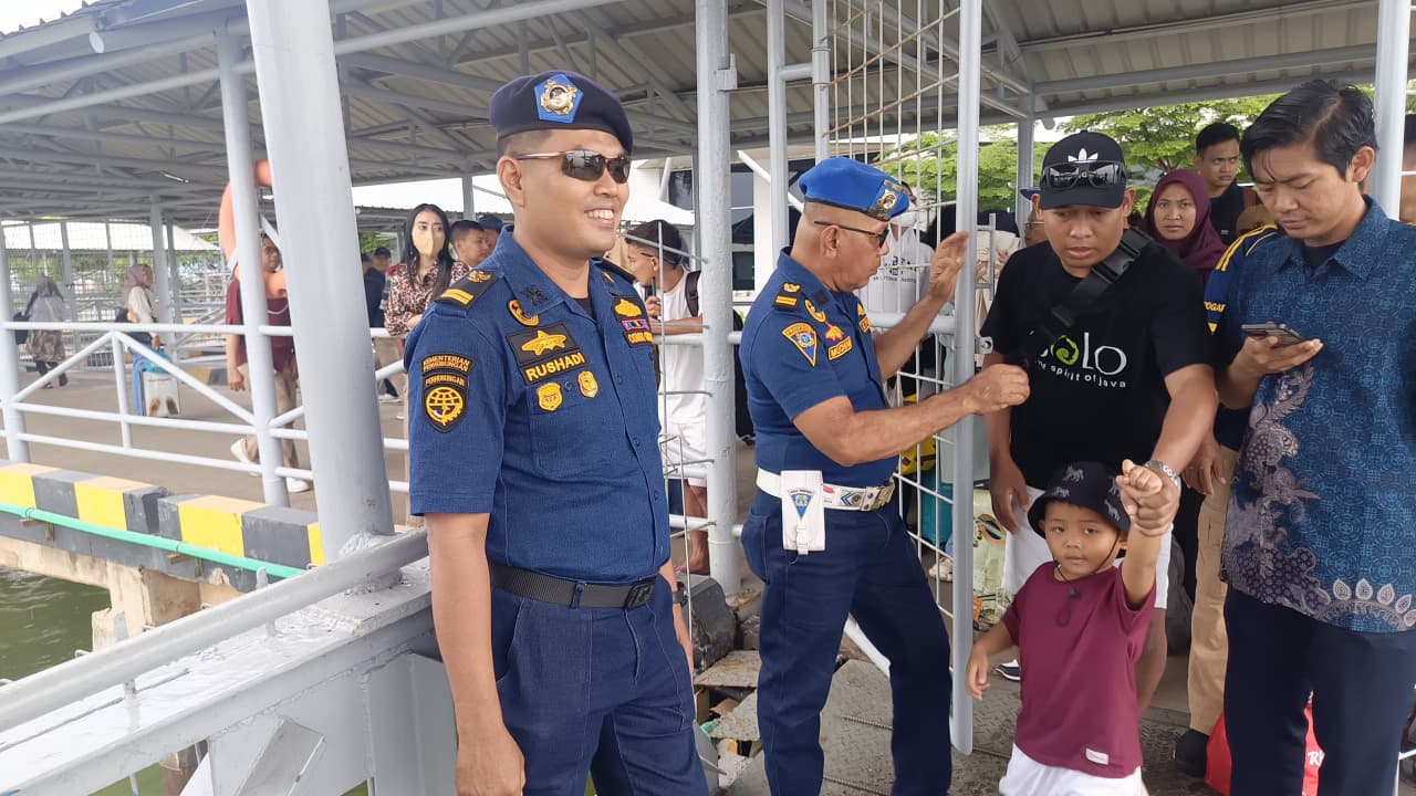 Arus penumpang di Pelabuhan Roro Telaga Punggur, Batam, Jumat ( 5/9).