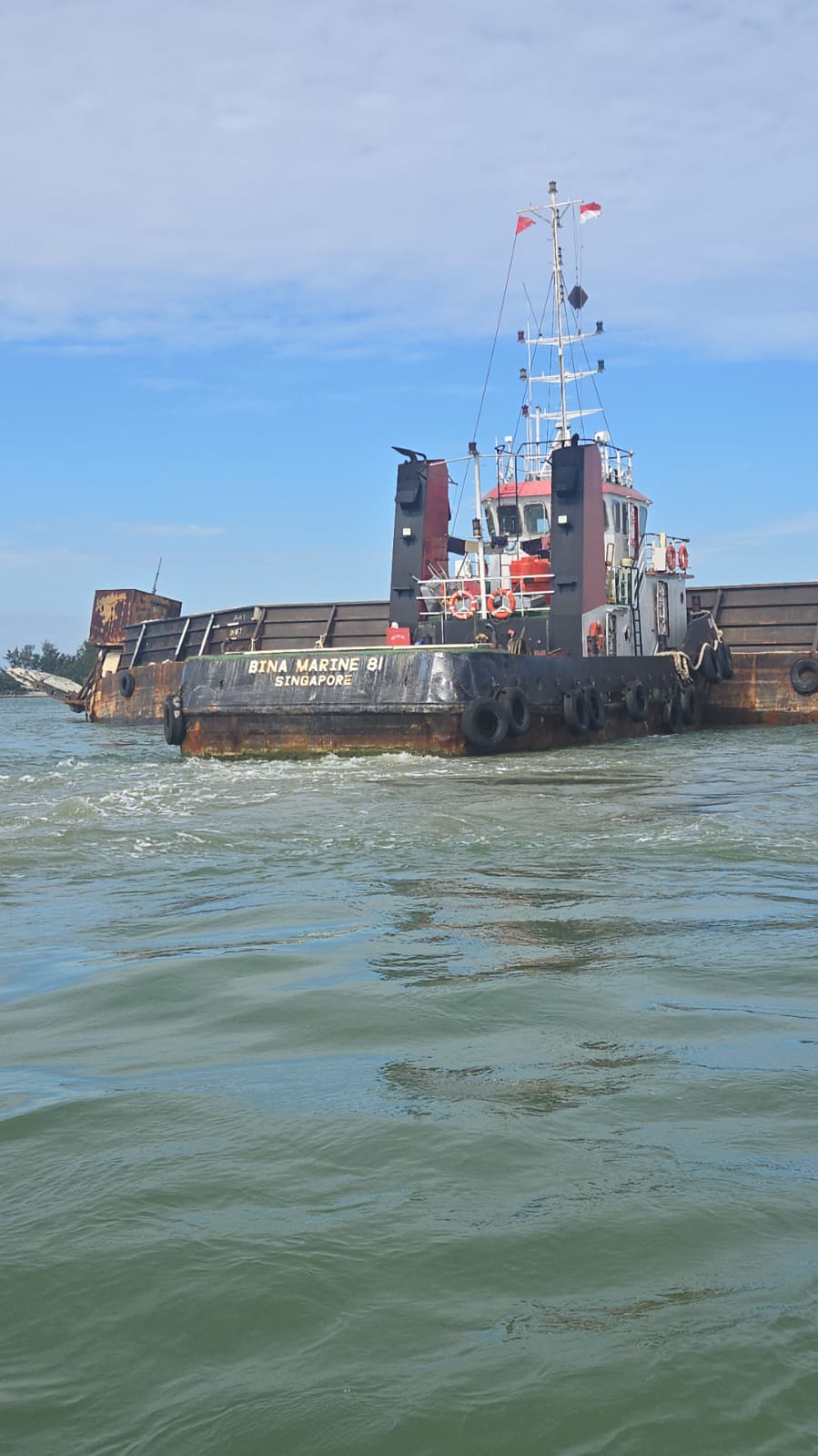 Tongkang, BG Bina Marine 80 yang mengalami  kebocoran dan dikandaskan di perairan Batam pada Sabtu (6/9/2025).