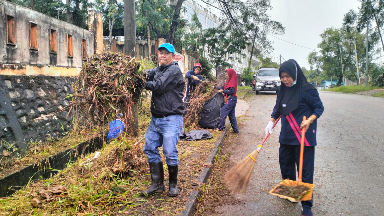 Warga Kelurahan Tanjung Pinggir, Kecamatan Sekupang melakukan goro, Minggu (7/9).