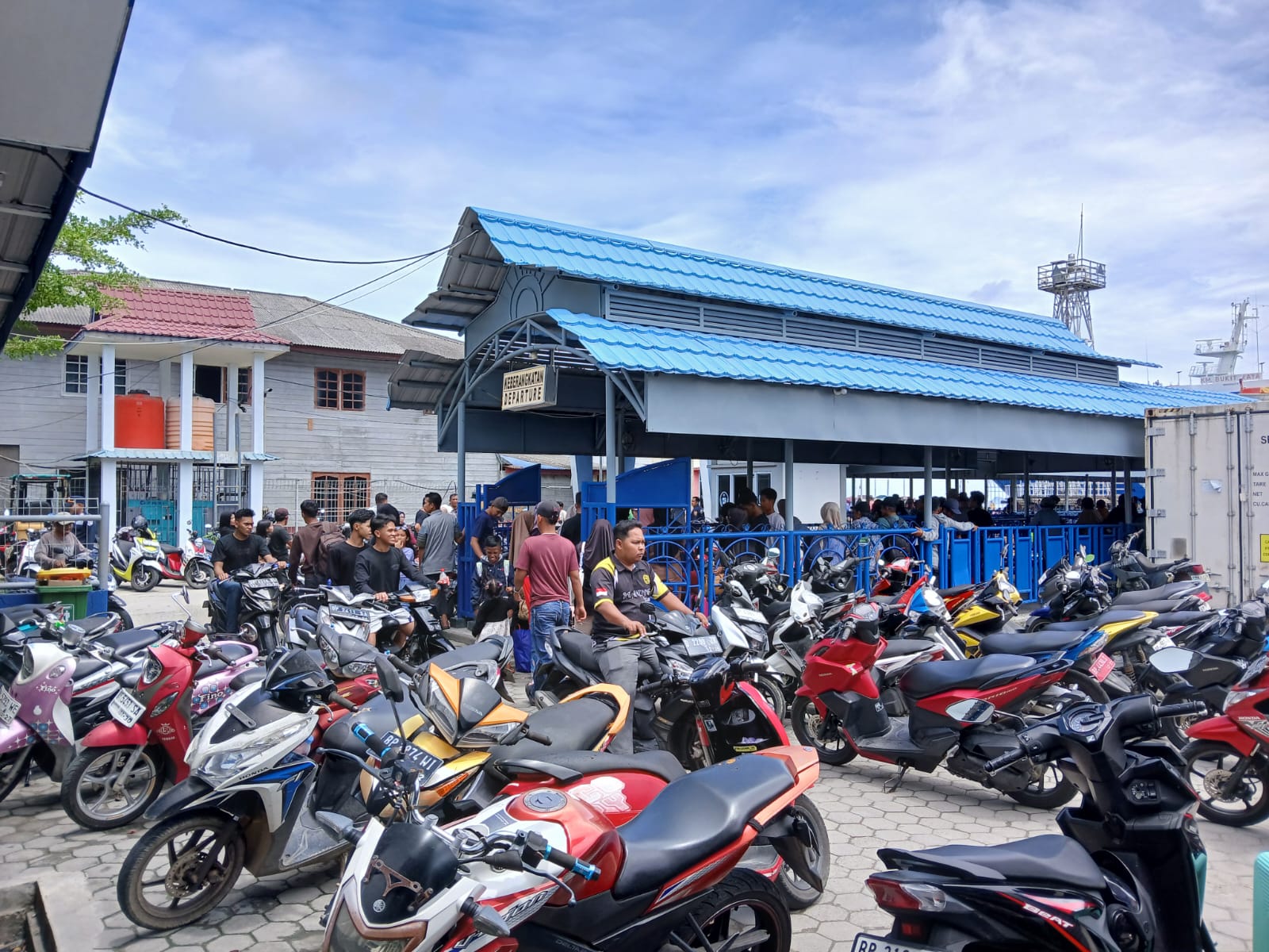 Kondisi Pelabuhan Tarempa terpantau sepeda motor yang menumpuk sehingga mengganggu aktifitas lalu lalang penumpang.