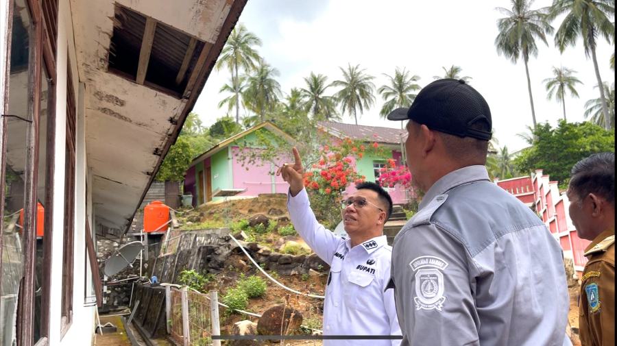 Bupati Anambas, Aneng saat menunjukkan plafon milik SD di Desa Kramut yang telah rusak. Dana BOS di Anambas Capai Rp 11 Miliar, namun penggunaannya tidak dioptimalkan.