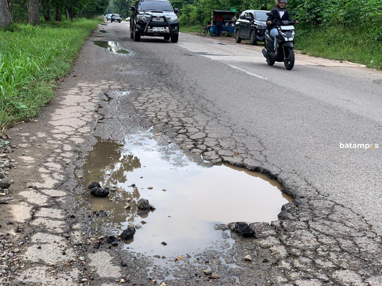 Jalan S. Parman dari arah Mukkuning menuju kantor Camat Sei Beduk dan Polsek Sei Beduk yang berlubang.