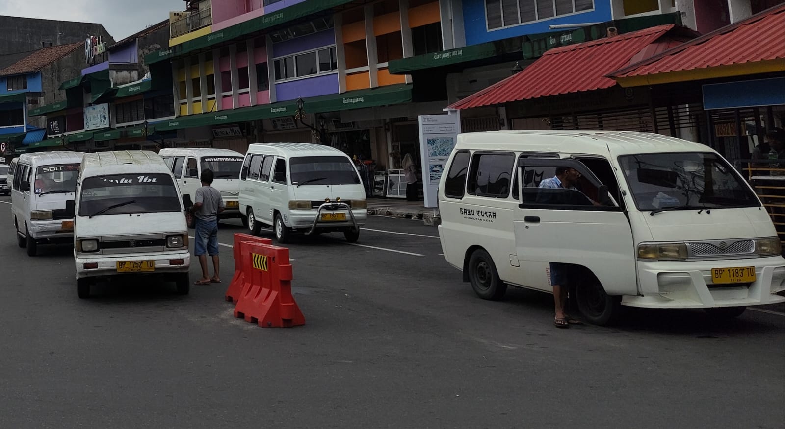 Sejumlah transpot menunggu penumpang di kawasan Jalan Merdeka Kota Lama Tanjungpinang.