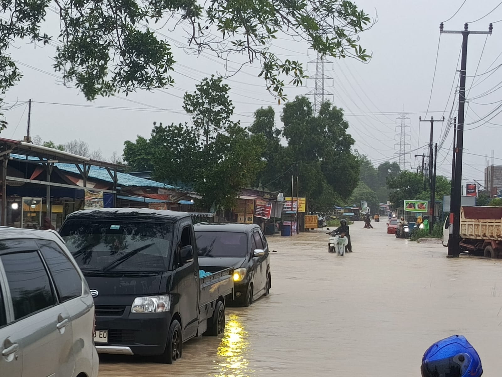 banjir melumpuhkan arus lalulintas di daerah Marina, Batam, Selasa (9/9).