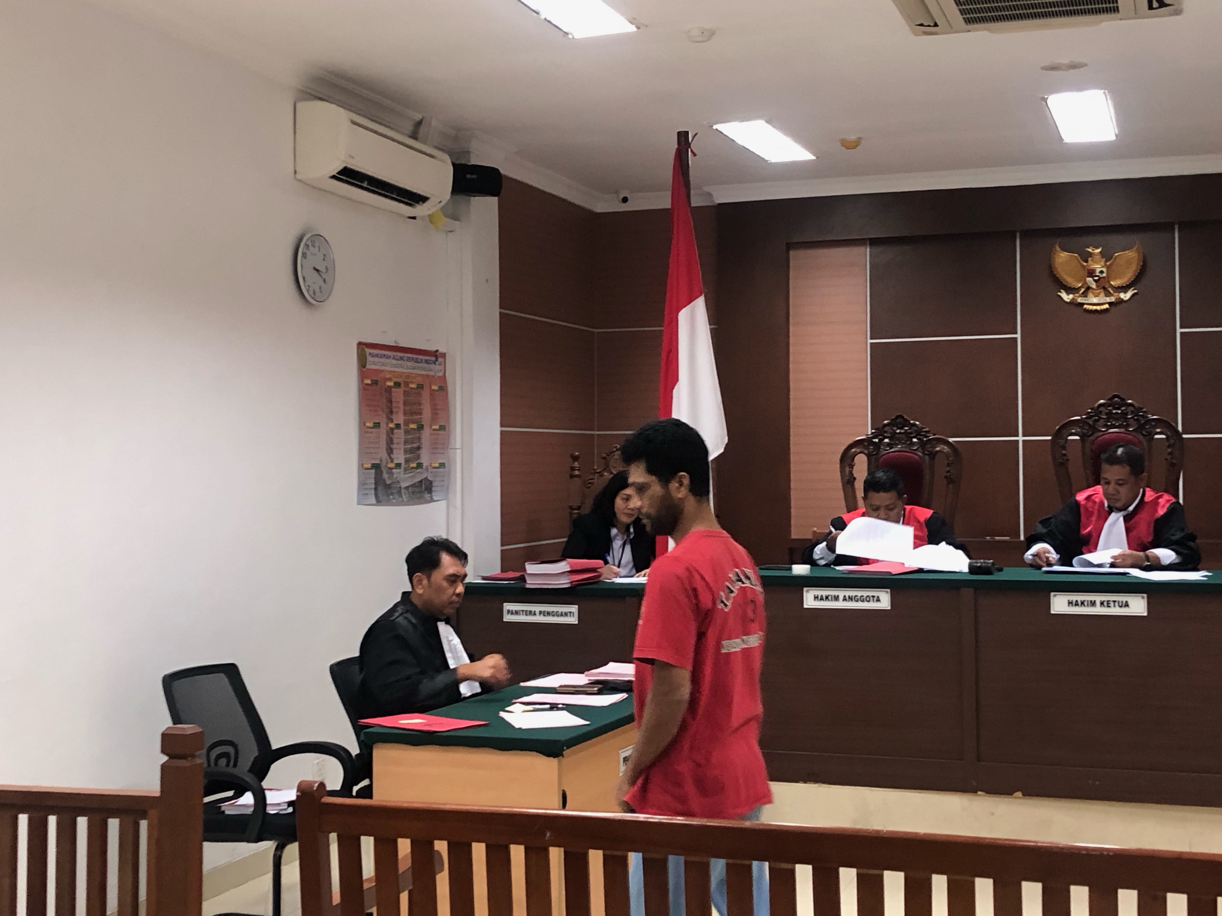 Zakaria alias Brewok pengedar narkoba saat jalani sidang.