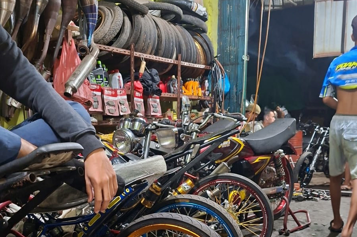 Sepeda motor yang terdaftar mulai masuk ke bengkel khusus untuk pengecekan persyaratan.