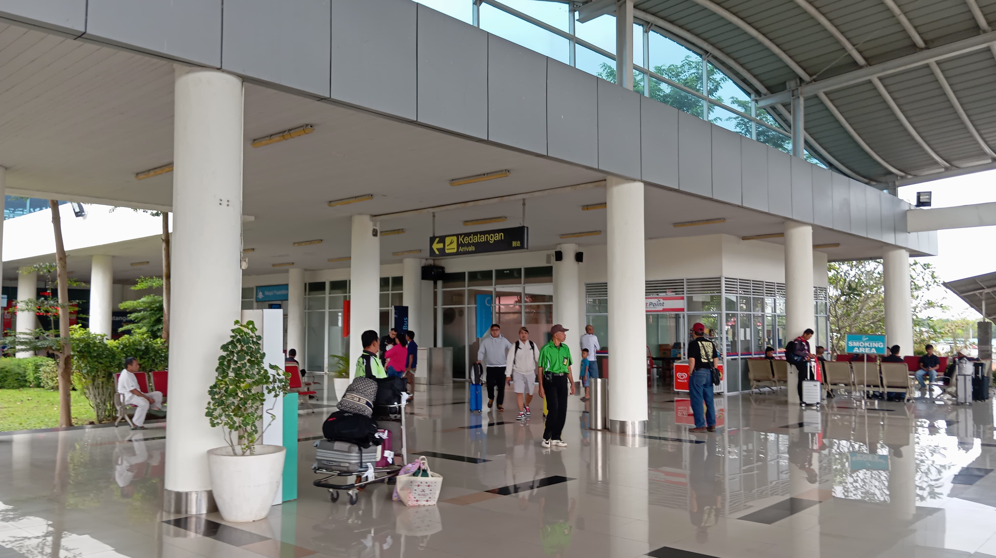 Kondisi penumpang di Bandara RHF Tanjungpinang yang saat ini berstatus internasional, Selasa (9/9).