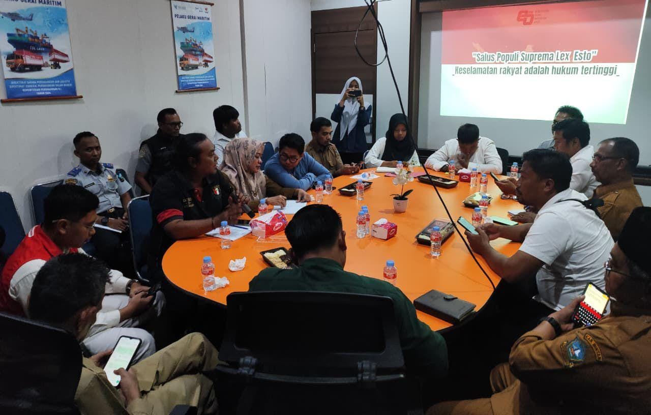 Rapat koordinasi terkait persoalan kelangkaan BBM yang terjadi di Tambelan dalam beberapa hari ini.