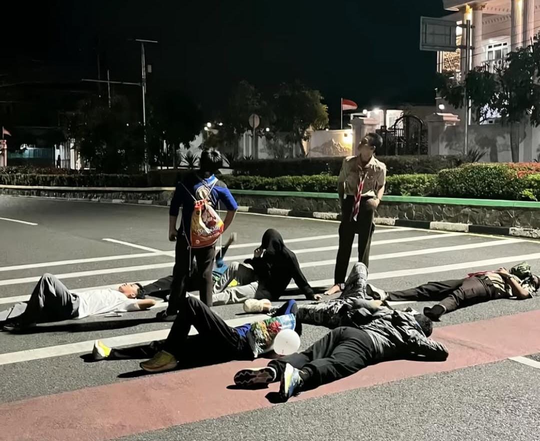 Sejumlah remaja saat mengikuti tren berfoto ditengah badan jalan.