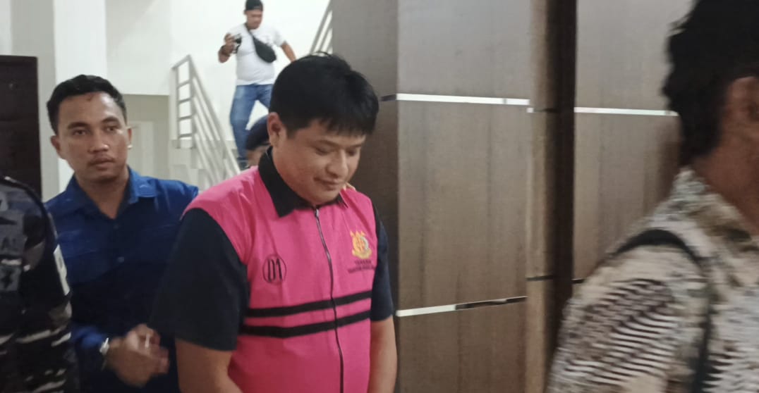 DY, Tersangka Kasus dugaan korupsi pembangunan jembatan Marok kecil saat ingin dibawa ke Lapas Kelas III Dabo Singkep, Kamis (11/9).