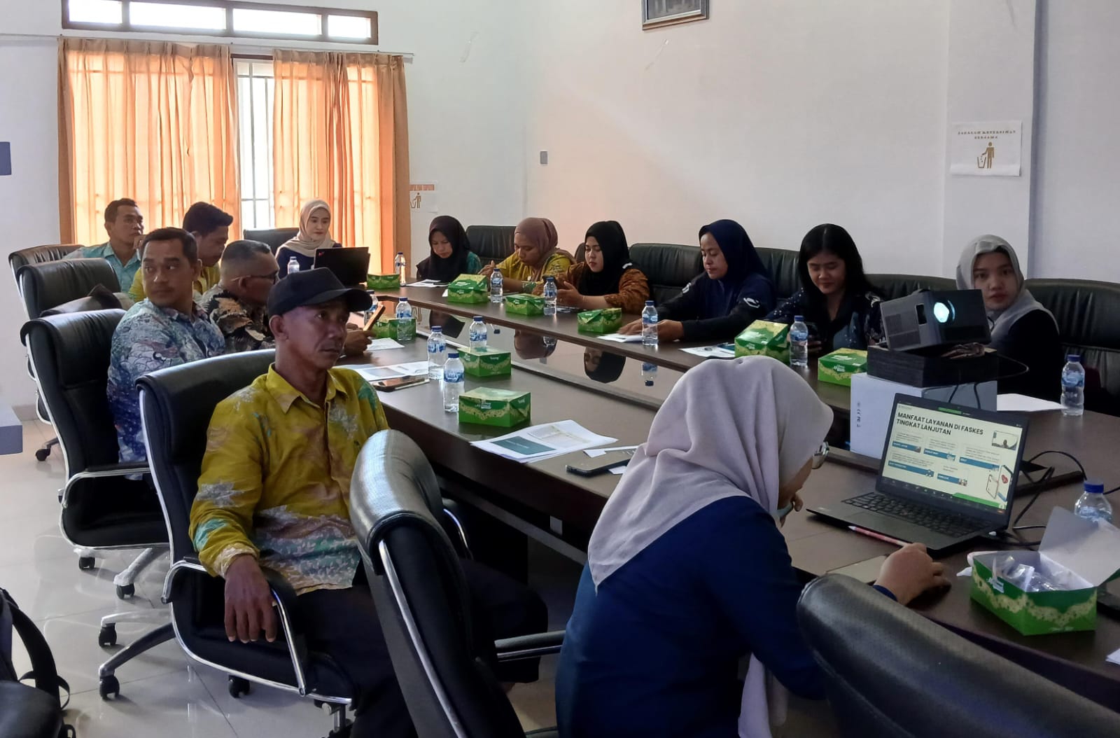 13 perangkat desa yang menjabat sebagai agen BPJS Kesehatan sedang mengikuti pemantapan. Mulai tahun ini, 13 agen itu bekerja untuk melayani masyarakat.
