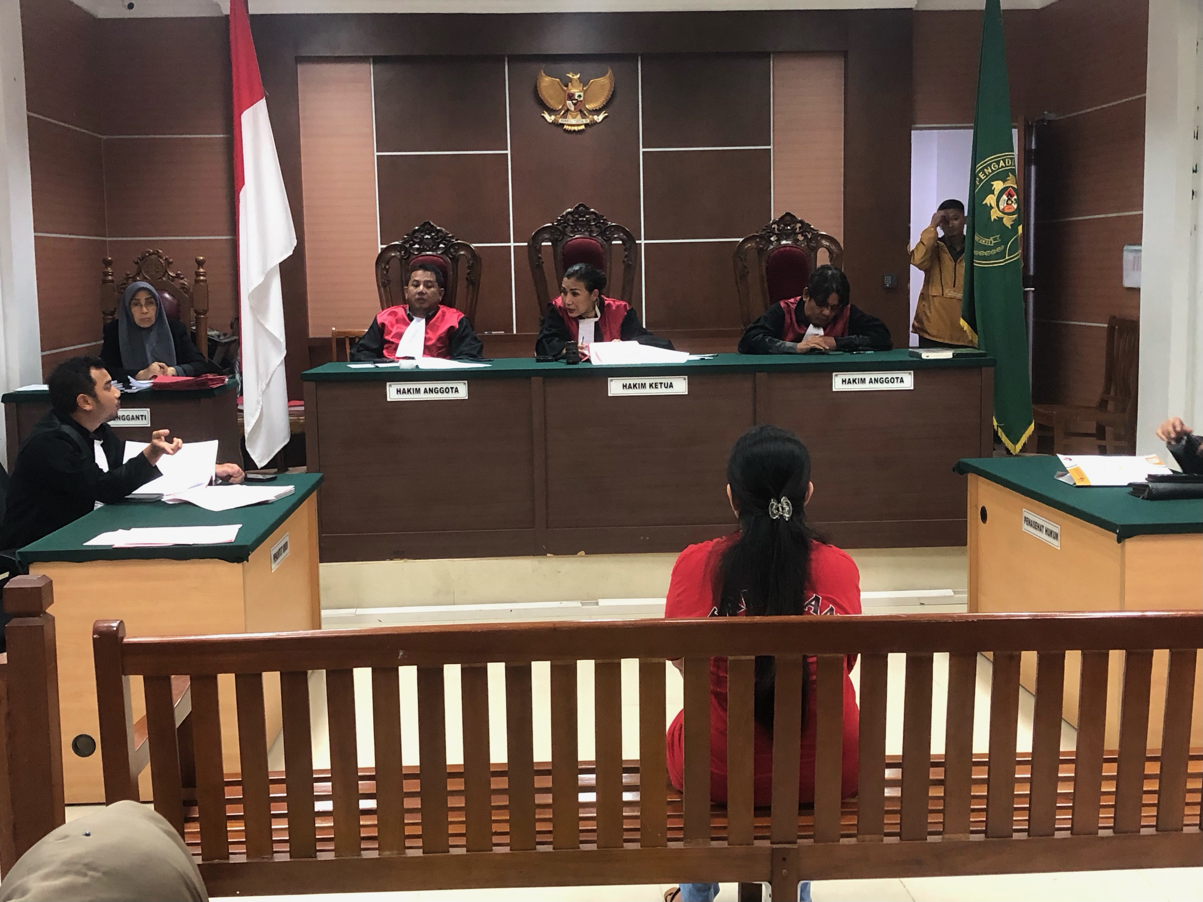 Terdakwa Netty Herawaty saat menjalani sidang di Pengadilan Negeri (PN) Batam, Selasa (9/9).