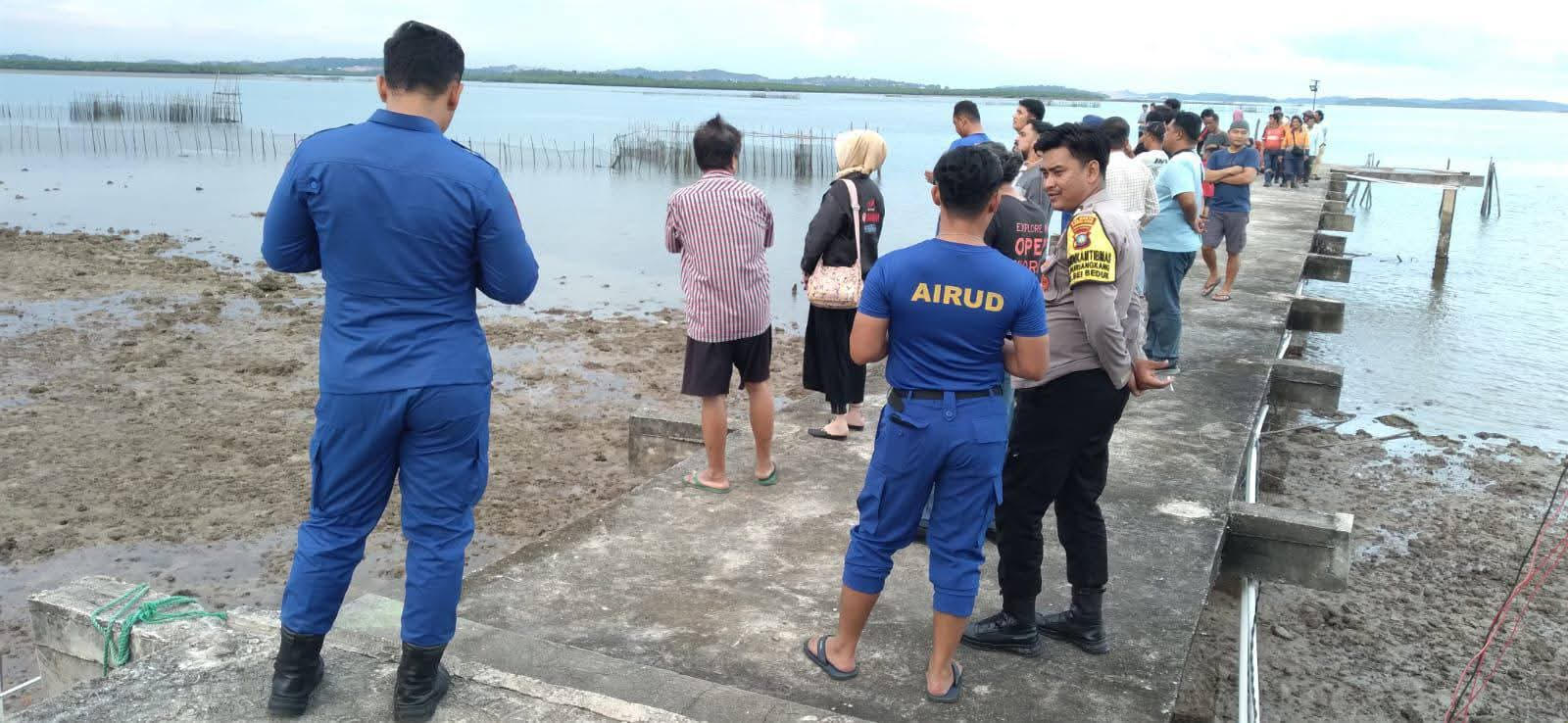 Petugas evakuasi mayat wanita yang ditemukan mengambang di perairan Piayu Laut.