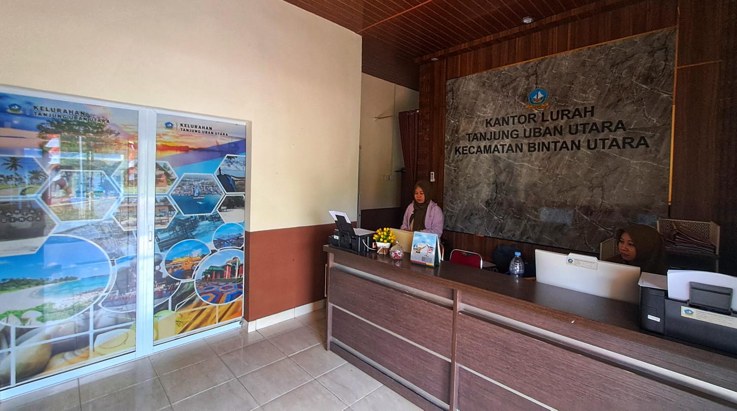 Suasana kantor pelayanan di kantor Pemerintah Kelurahan Tanjunguban Utara di Kampung Bugis, Tanjunguban, Jumat (12/9/2025).