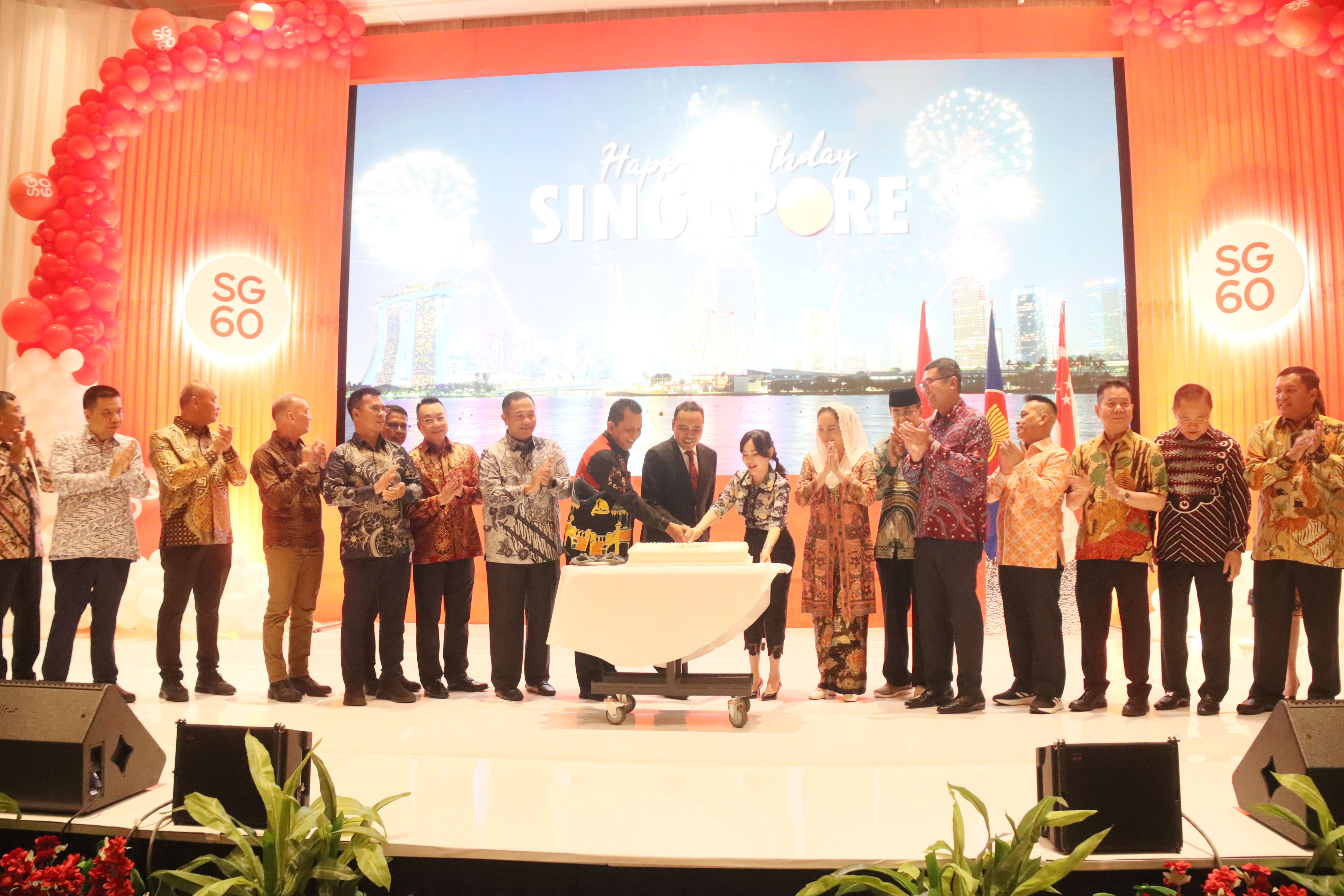 Menteri Negara (designate) Urusan Luar Negeri serta Urusan Pembangunan Sosial dan Keluarga Republik Singapura Zhulkarnain Abdul Rahim bersama Gubernur Kepri Ansar Achmad, Kapolda Kepri Irjen Asep Safrudin, Wakil  Kepala BP Batam  Li Claudia Chandra dan un