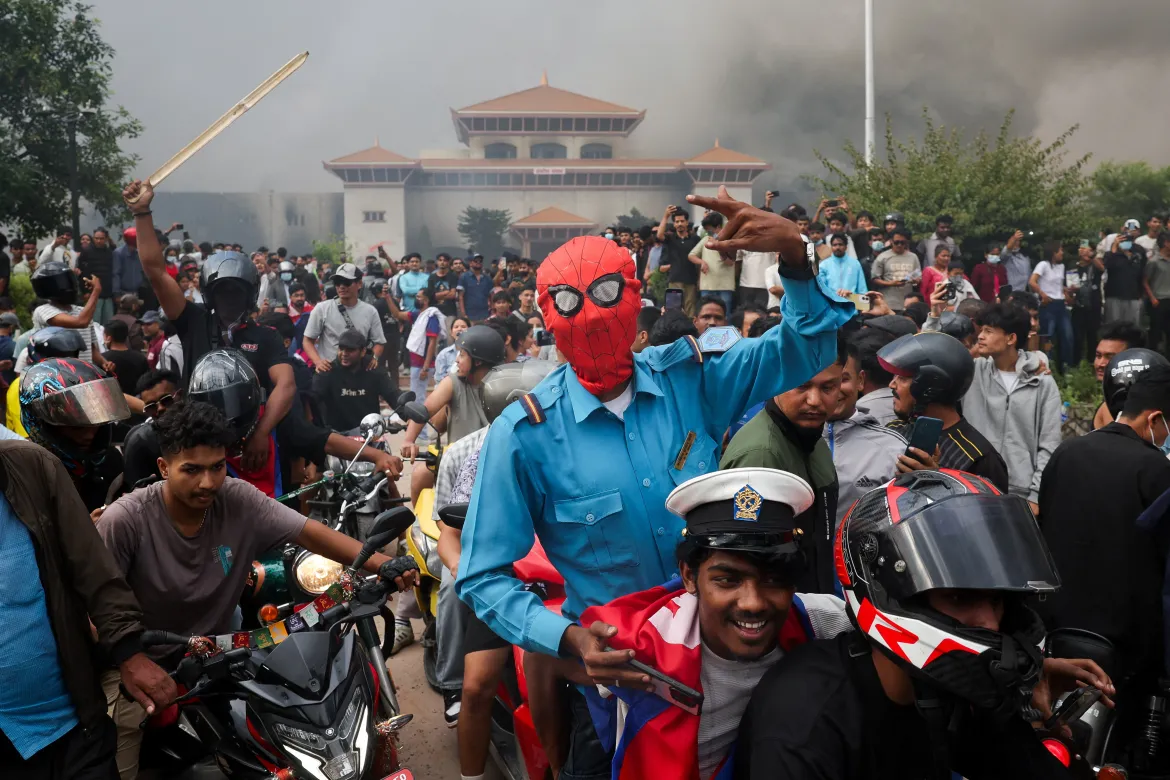 KERUSUHAN di Nepal, dimana sejumlah warga memasuki kompleks kantor pemerintahan PM KP Sharma Oli dan membakarnya, Selasa (9/9/2025) lalu. F Adnan Abidi/Reuters