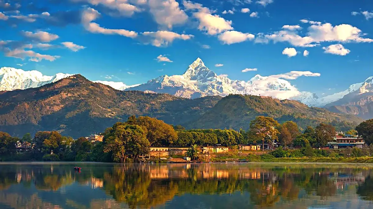 PEMANDANGAN danau Phewa berlatar pegunungan Everest di Pokhara, Nepal.