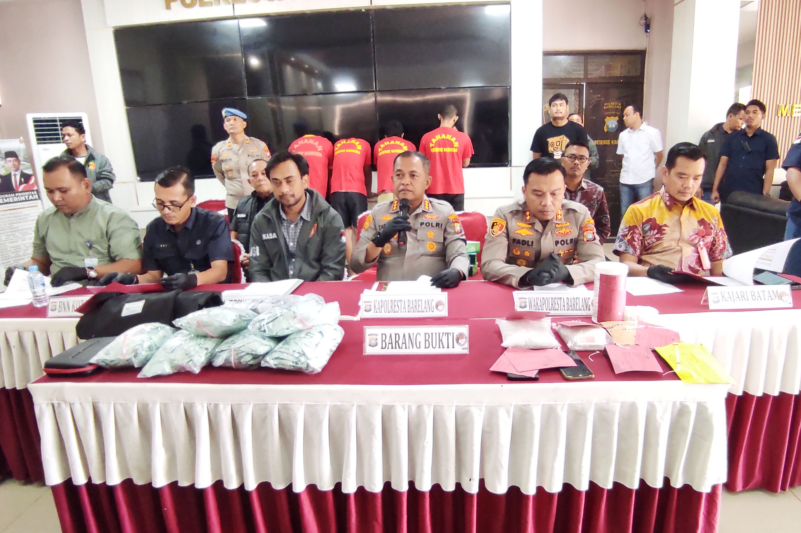 Kapolresta Barelang Kombes Pol Zaenal Arifin bersama Wakapolresta Polresta Barelang, Kasat narkoba  dan intansi terkait memberikan keterangan  saat rilis pengungkapan dan pemusnahan narkotika di  Mapolresta Barelang, Jumat (12/9).