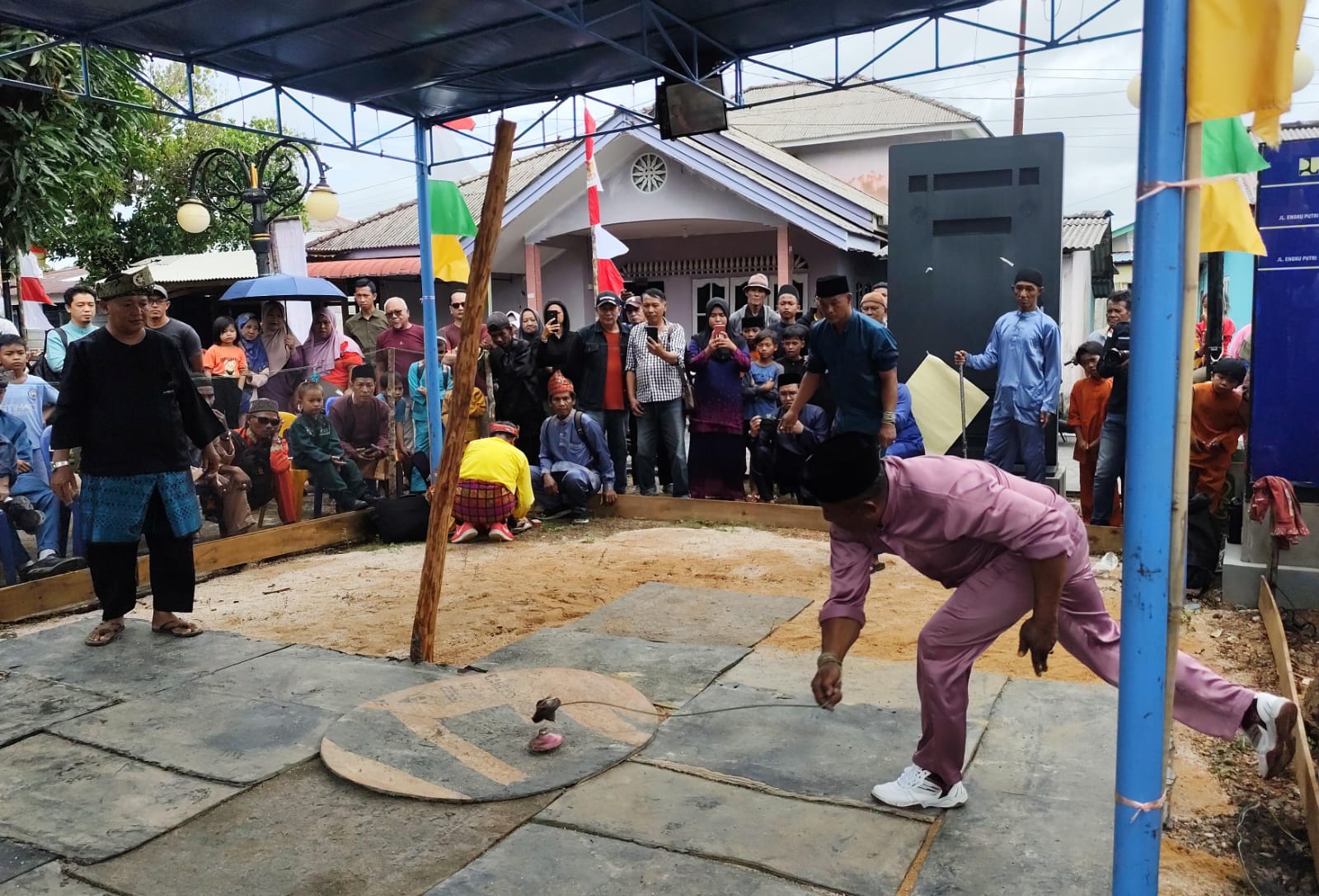 Kedua tim saat saling memangkah gasing dalam perlombaan gasing di Pulau Penyengat, Jumat (12/9).