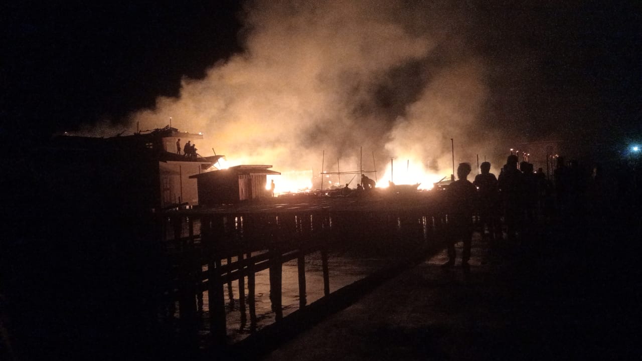 Kobaran api sedang menghantam rumah milik warga di Sedanau, Kabupaten Natuna, Sabtu, (13/9) dini hari.