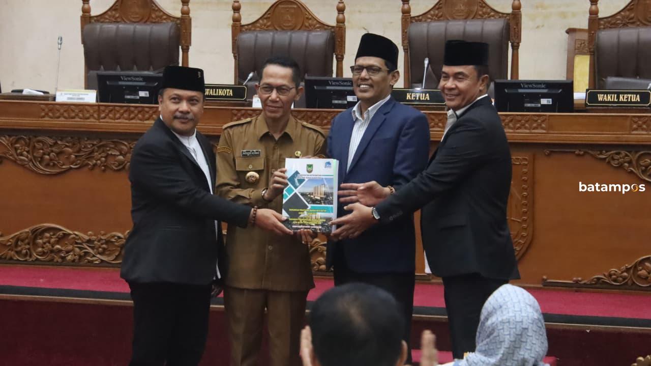 Pimpinan DPRD Batam menerima buku berisi RAPBD 2026 dari Walikota Batam Amsakar saat paripurna.