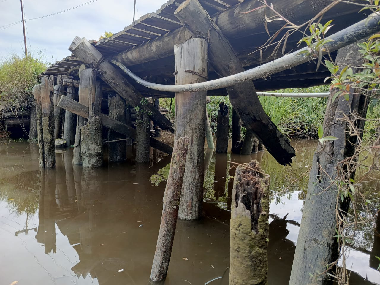 Kondisi tiang jembatan sudah banyak busuk.