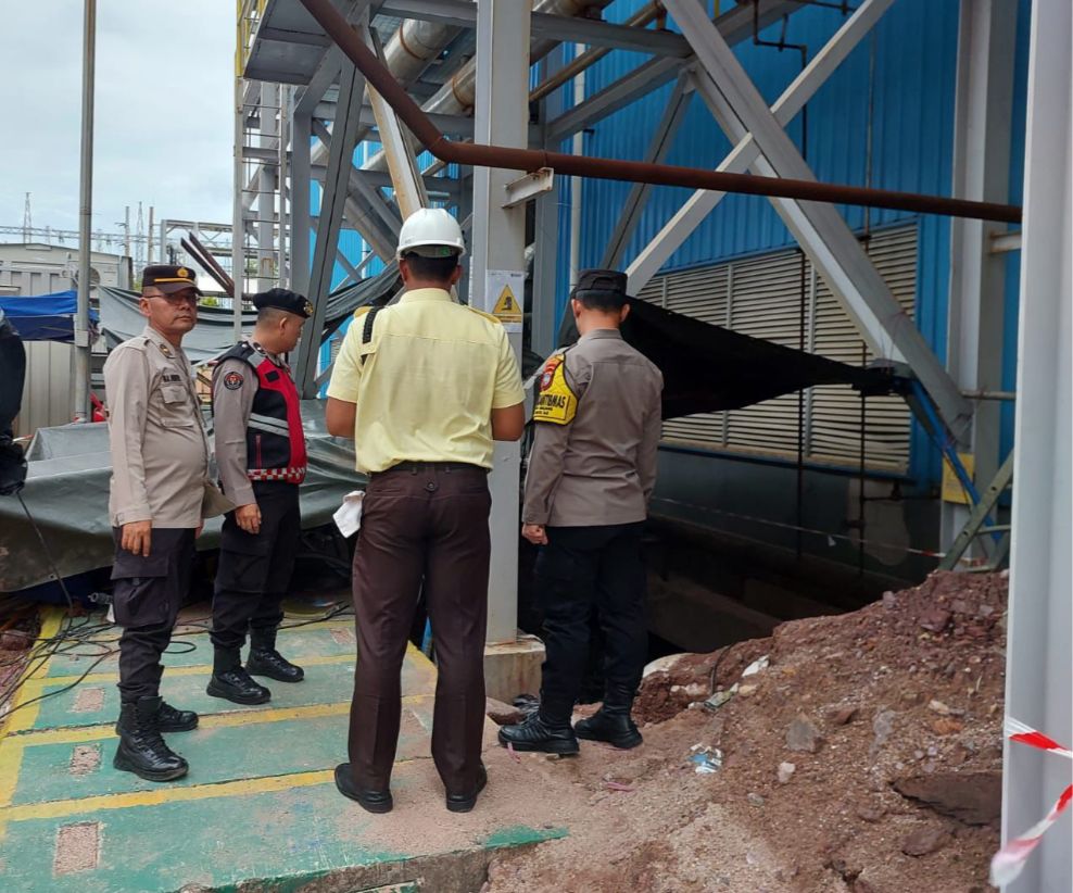 Polisi turun ke lokasi kejadian usai mendapat laporan ada karyawan yang tewas akibat lakakerja.