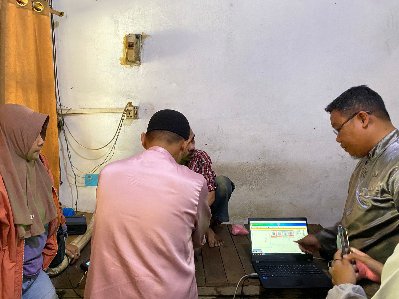 Disdukcapil Batam melaksanakan perekaman di kawasan Lubukbaja untuk sejumlah ODGJ, Minggu (14/9).